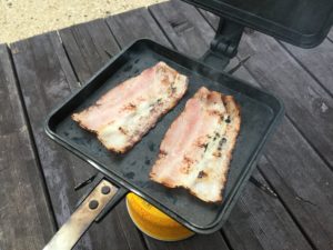 ホットサンドでベーコン焼