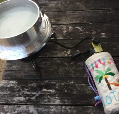 キャンプ羽釜3合炊きのシーズニング。とぎ汁を入れてそのまま沸かす