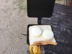 雪美大服をバウルーで挟む