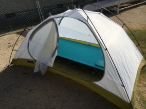 テントの中のコット