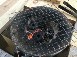 七輪の火起こし