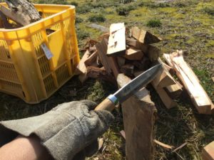 薪をバトニング