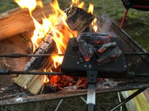 焚火でバウルー両面焼き