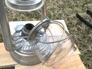 ハリケーンランタンのホヤが外れた図