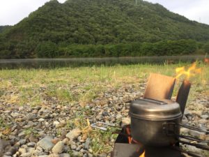 焚火でご飯を炊く