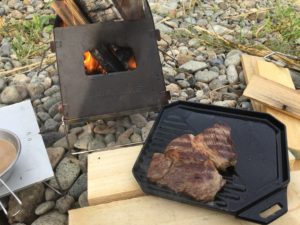 見た目がやばい キャンプで手間なくできる簡単 肉の塊 料理 レシピ紹介 外遊び企画推進室
