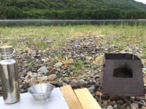 ネイチャーストーブと河原の風景