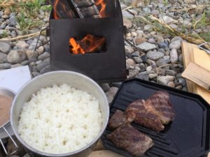 炊き立てご飯とステーキ