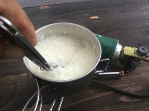 お米を混ぜながら炊く