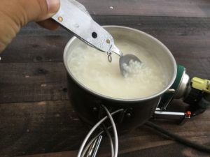 お米を混ぜながら炊く