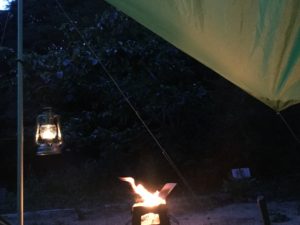 タープに写る焚火の灯り