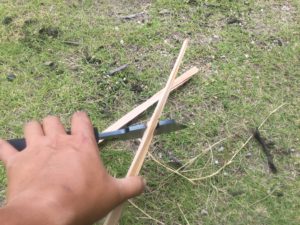 燕三条乃斧で小枝を折る①