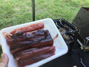 マグロのあらを炭で焼く