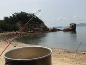 うどんを食べて竿を見守る