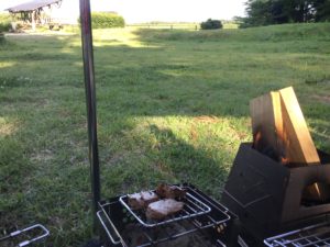 炭火で豚ひれを焼く