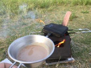 焚火でコーヒーとバウルー