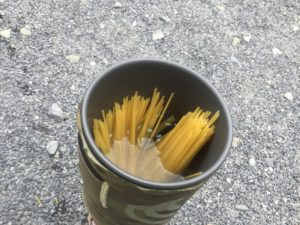 ジェットボイルにパスタを入れる