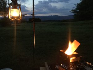 キャンプ場の夜明けと焚火