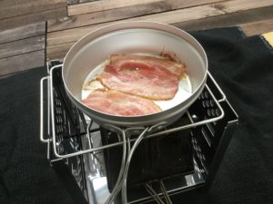 DUG焚火缶でフライパン