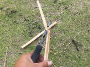 燕三条乃斧で小枝を折る②