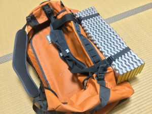 バックにマットを装着ミニマムキャンプ