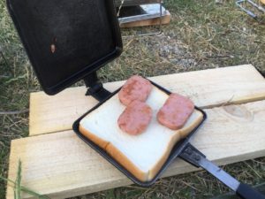 ホットサンドクッカーと魚肉ハンバーグ