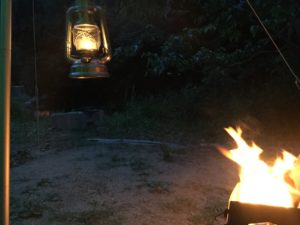 焚火とハリケーンランタン日暮れ時