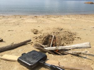 砂浜の焚火準備