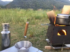 焚火でコーヒー準備