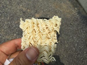 インスタントラーメンが割れた