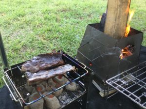 オガ炭でマグロを焼く