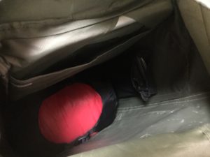 ザックに入れたシュラフとテーブル