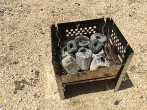 カマド型焚火台に炭を入れる