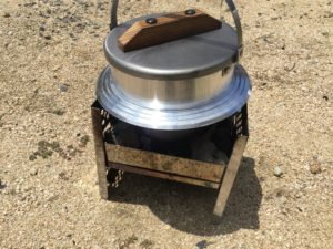 炭火で羽釜で炊飯