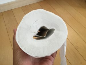 トイレットペーパーの芯を潰す