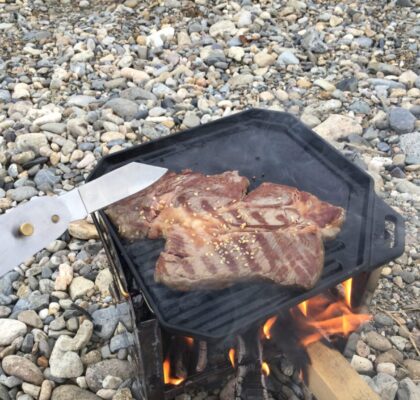 ユニ鉄で焼くとステーキの焼き目が着く。それが美味しそうに見える