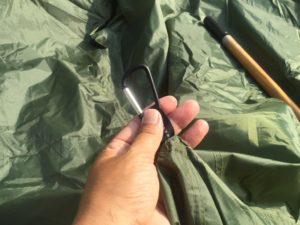 テントにカラビナをつける