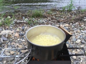 ラーメンを湯がく