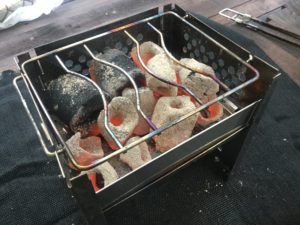 カマド型焚火台に焼き網を置く