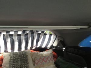 車内につっばり棒で土台を作る