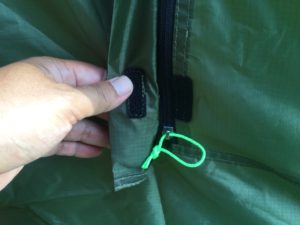 小窓のしめるチャック