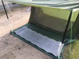 サイドのメッシュ扉