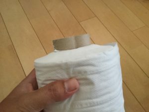 トイレットペーパーから芯を抜く