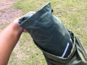 収納袋にグランドシートをしまう