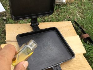 バウルーにオリーブオイルを敷く