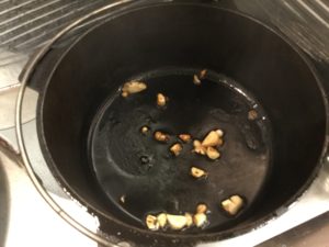 ダッチオーブンでニンニク炒め