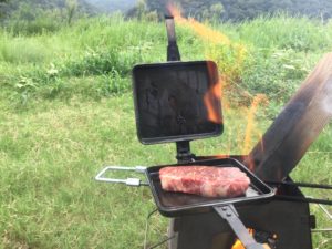 バウルーで肉を焼く