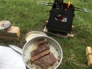 コメの上のステーキ