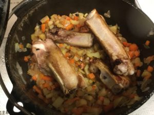 ダッチオーブンに再度スペアリブ