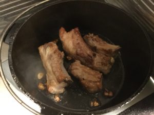 ダッチオーブンにスペアリブ